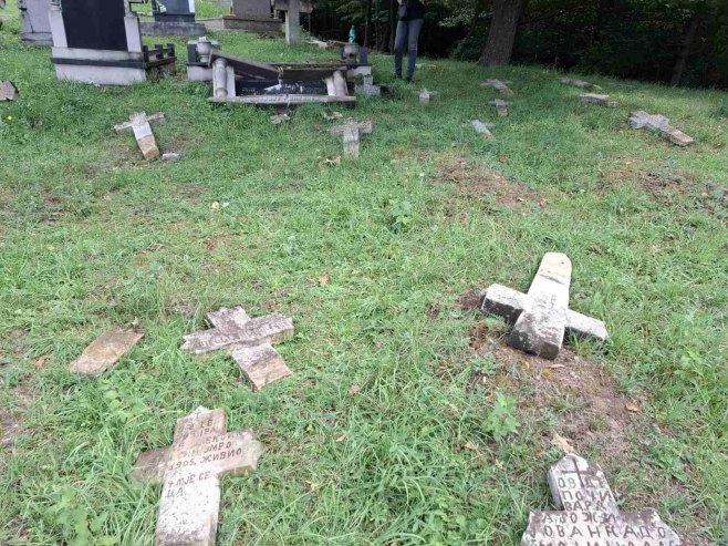 Поломљени споменици у Зеници - Фото: Уступљена фотографија