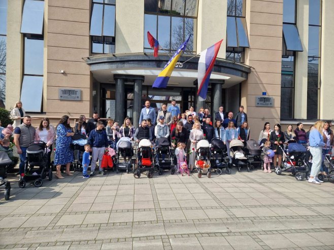 Жунић уприличио пријем за мајке и бебе - Фото: РТРС