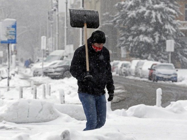Снијег затрпао аутопут у Хрватској, камиони не могу према мору; Грађанима послано упозорење (ФОТО)