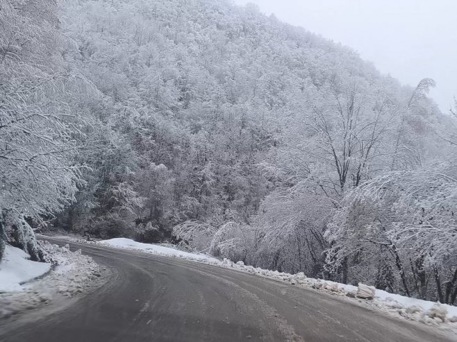 Сњежне падавине захватиле Херцеговину (ВИДЕО)