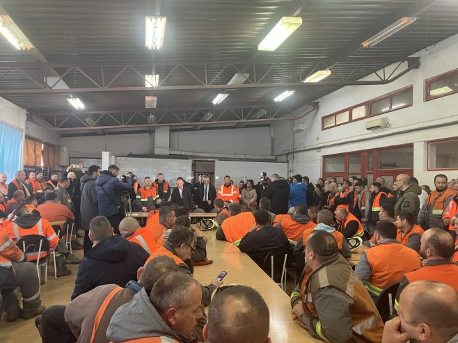 Петар Ђокић са радницима рудника "Нова Љубија" - Фото: РТРС