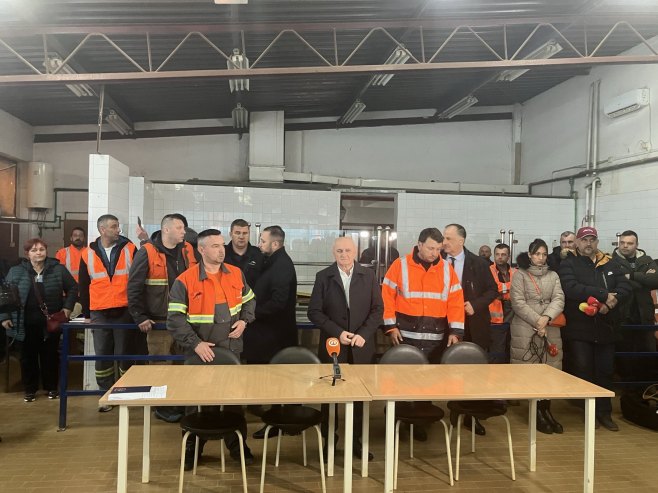 Петар Ђокић са радницима рудника "Нова Љубија" - Фото: РТРС