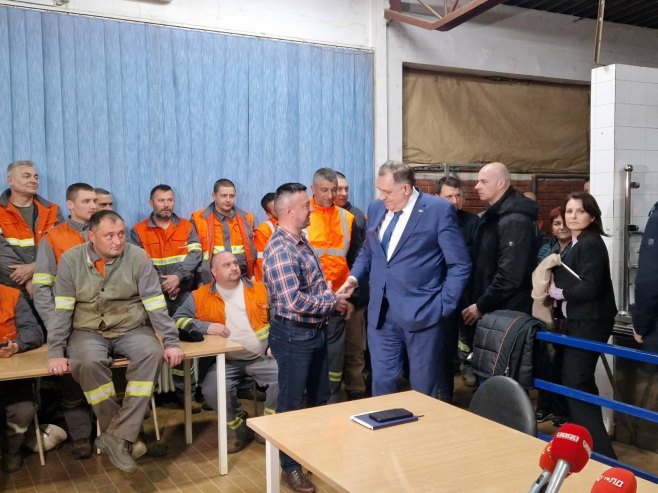 Милорад Додик са радницима "Нове Љубије" - Фото: РТРС