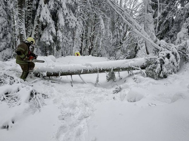 Национални парк Козара, евакуација путника из заглављених и блокираних возила (фото: facebook.com/VatrogasciPrijedor) - 