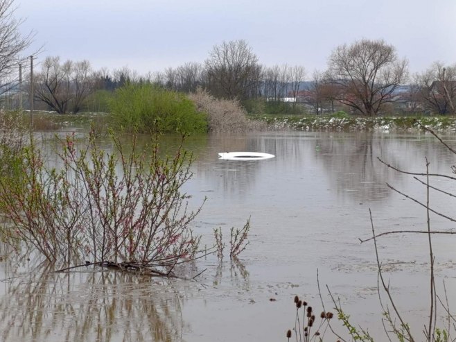 Потопљен ауто у Сани - Фото: РТРС