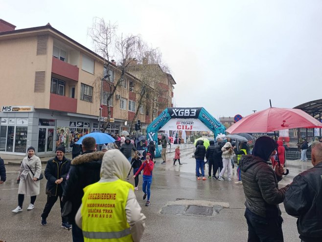 Алберт Тонуи и Валентина Џебет побједници уличне трке у Прњавору (ВИДЕО)