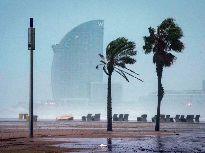 Црвени аларм у Каталонији, вјетар рушио кровове