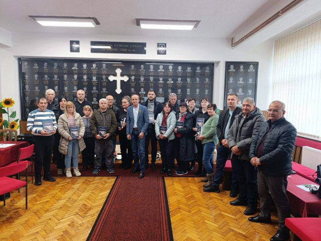 Србац-уручена монографија - Фото: СРНА