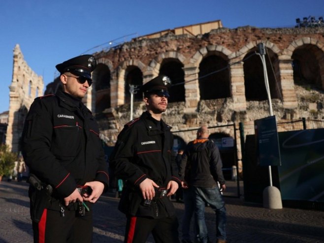 Полиција Италије (фото: EPA/NEIL HALL) - 