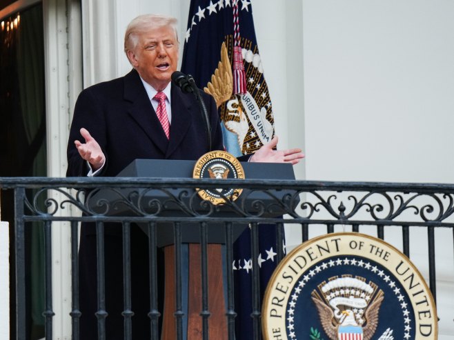 Доналд Трамп (Фото: EPA/AARON SCHWARTZ / POOL) - 