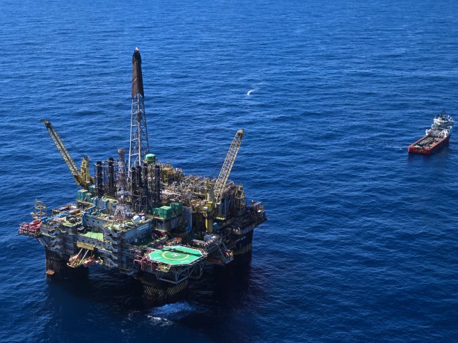 Нафтна платформа (Фото: EPA/Andre Borges) - 