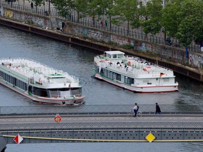 Берлин (фото: EPA/HANNIBAL HANSCHKE) - 