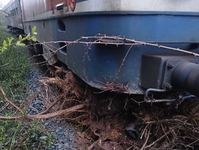 Воз на релацији Добој-Бањалука налетио на одрон (Фото: facebook.com/ zeljeznicerepublikesrpske) - 