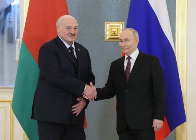 Лукашенко и Путин (Фото: EPA/MAXIM SHIPENKOV / POOL) - 