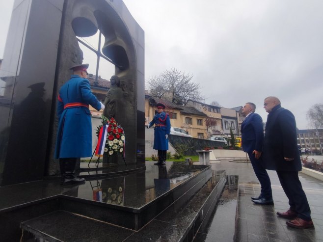Полагање вијенаца у Зворнику - Фото: РТРС
