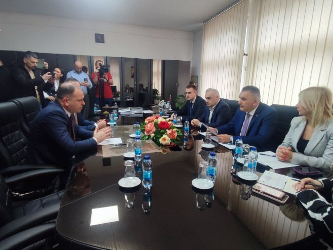 Минић са руководстом Града Зворник - Фото: РТРС
