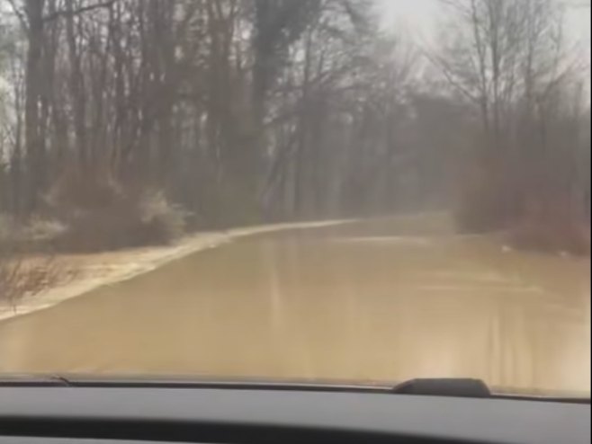 Отежано одвијање саобраћаја у Осмацима због поплава