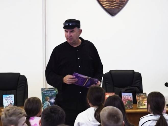 Дружење књижевника Уроша Петровића са основцима у Козарској Дубици - Фото: РТРС