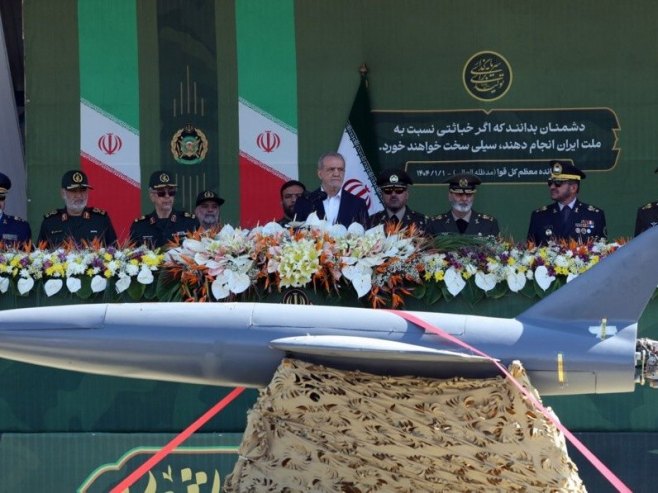 Ирански дрон (фото: EPA/ABEDIN TAHERKENAREH) - 