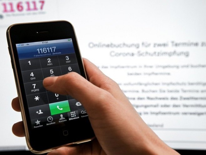 Телефон (фото: EPA/SASCHA STEINBACH) - 