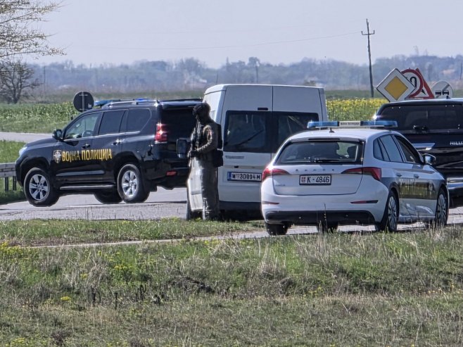 Кањижа-претреси (Фото:  TANJUG/ALEKSANDRA ORLIĆ) - 