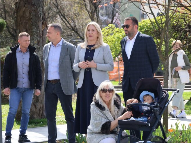 Жељка Цвијановић са сарадницима - Фото: ZIPAPHOTO/Borislav Zdrinja