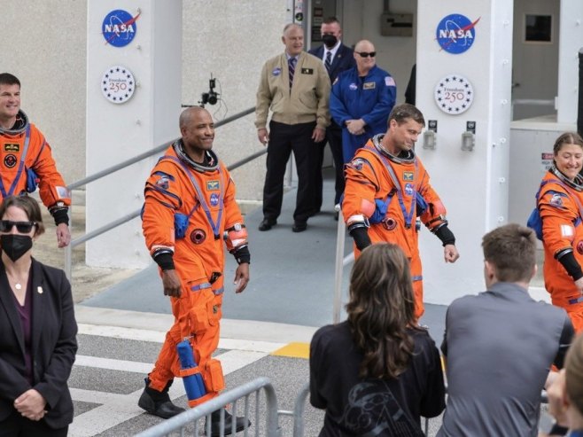 Астронаути (Фото: EPA/CRISTOBAL HERRERA-ULASHKEVICH) - 