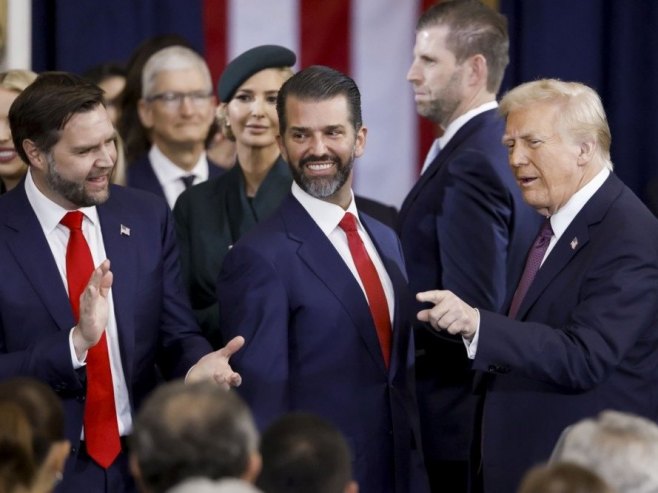 Венс, Доналд Трамп Јуниор и Доналд Трамп (Фото: EPA/SHAWN THEW / POOL) - 