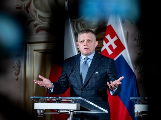 Роберт Фицо (Фото: EPA/LUKAS KABON) - 