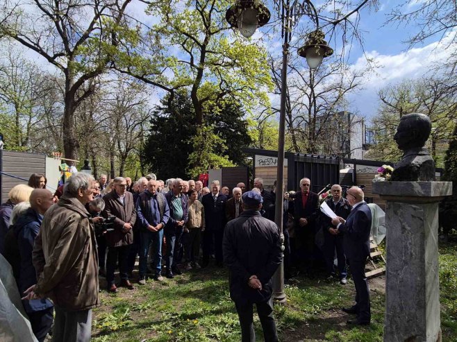 Полагање вијенаца код спомен-бисте Јовану Дучићу на Калемегдану - Фото: СРНА