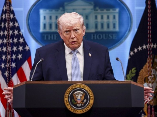 Доналд Трамп (фото: EPA/JIM LO SCALZO) - 