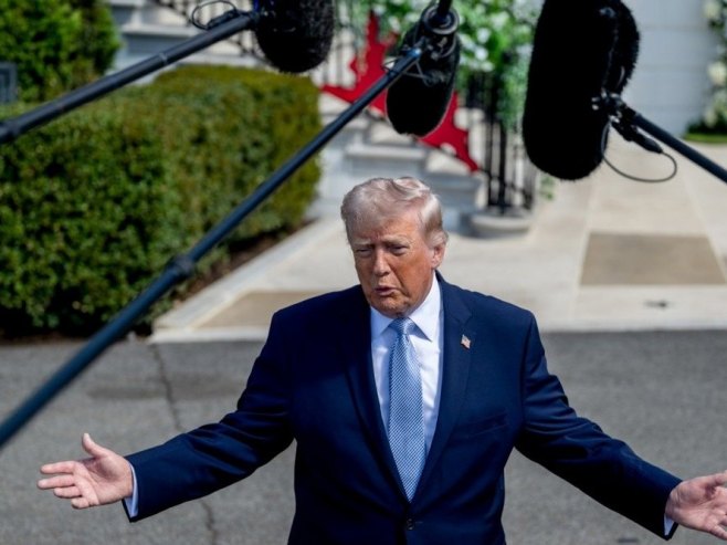 Доналд Трамп (фото: EPA/DANIEL HEUER) - 