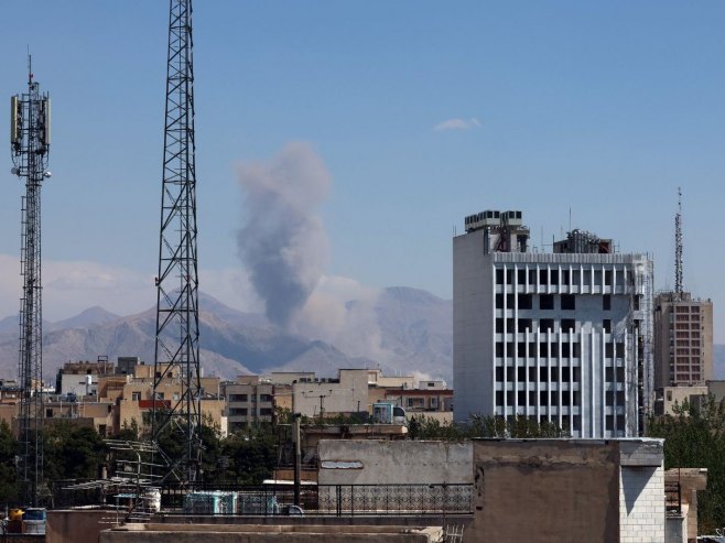 Иран (Фото: EPA/ABEDIN TAHERKENAREH) - 