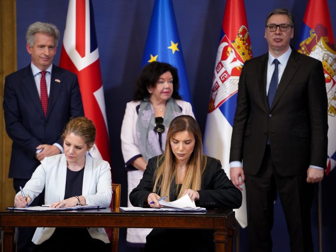 Потписивање уговора са "Астра Зенеком" (Фото: Танјуг/Јадранка Илић) - 