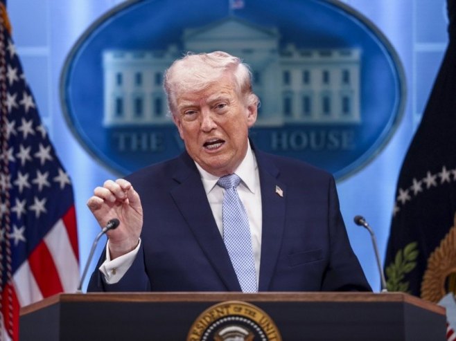 Доналд Трамп (фото: EPA/JIM LO SCALZO) - 