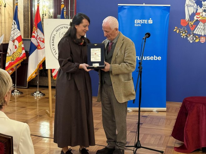 Матија Бећковић уручио награду Сањи Савић Милосављевић (Фото: Танјуг/Ања Зелић) Матија Бећковић уручио награду Сањи Савић Милосављевић (Фото: Танјуг/Ања Зелић) -