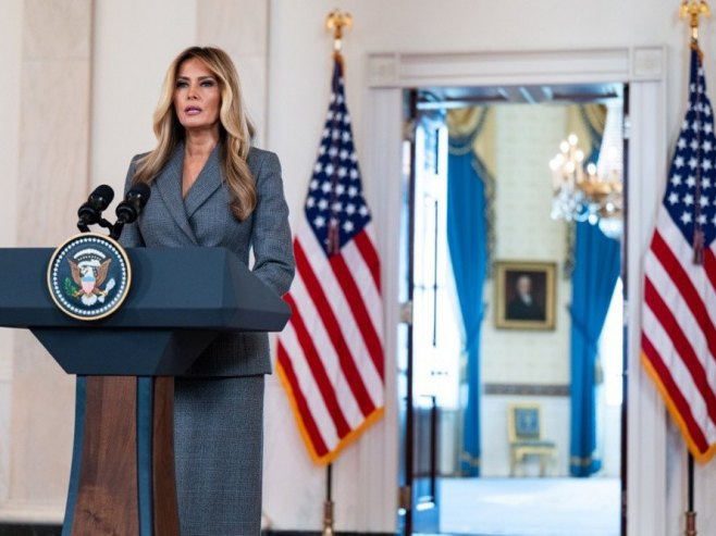 Меланија Трамп (фото: EPA/ANNABELLE GORDON) - 