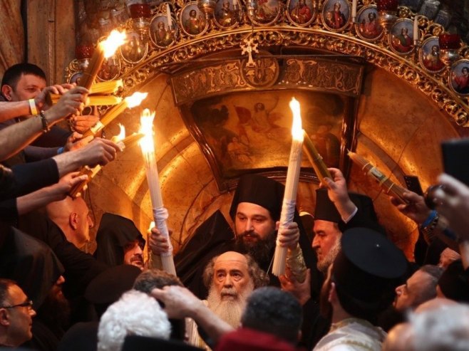 Благодатни огањ (Фото: EPA/ATEF SAFADI) - 