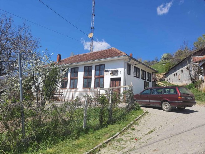 Табла са приштинским обиљежјима на српској амбуланти