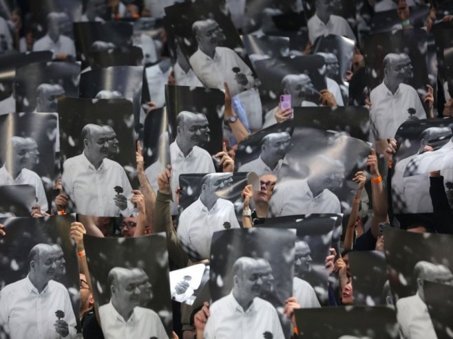 Партизан и навијачи одали почаст Душку Вујошевићу (Фото: EPA/ANDREJ CUKIC) - 