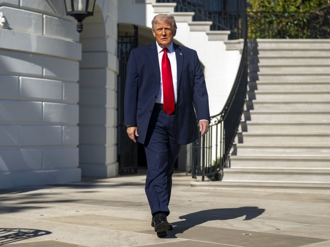 Доналд Трамп (Фото: EPA/BONNIE CASH / POOL) - 