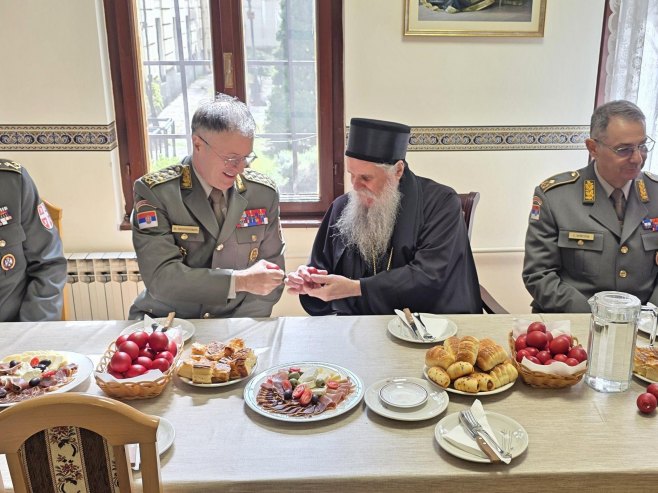 Мојсиловић присуствовао васкршњој литургији (фото: TANJUG/ MINISTARSTVO ODBRANE) - 