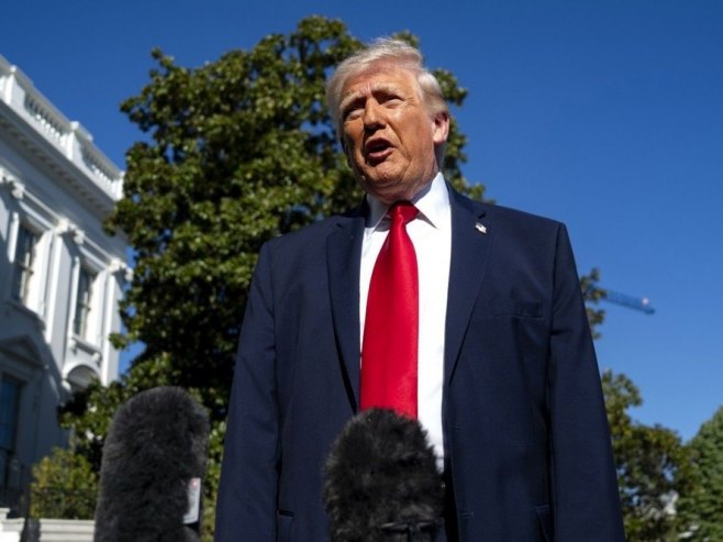 Доналд Трумп (фото: EPA/BONNIE CASH) - 