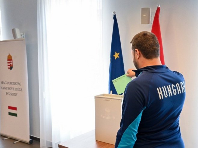 Гласање (фото: EPA/CSABA KRIZSAN) Гласање (фото: EPA/CSABA KRIZSAN) -