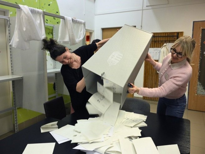 Бројање гласова (Фото: EPA/PETER LAKATOS HUNGARY OUT) Бројање гласова (Фото: EPA/PETER LAKATOS HUNGARY OUT) -