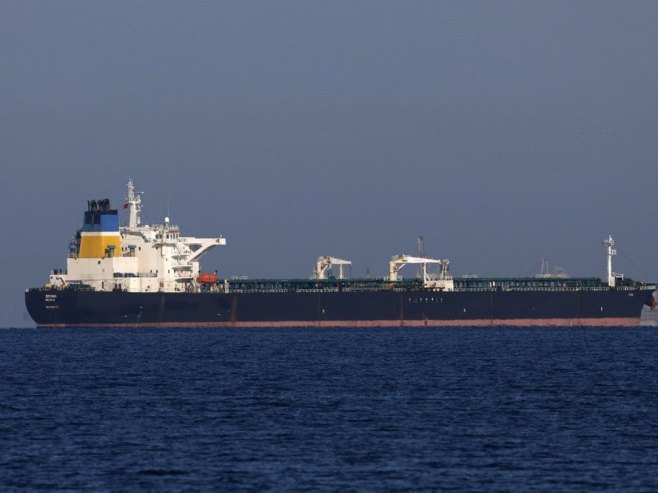 Танкер (фото: EPA/GUILLAUME HORCAJUELO) - 