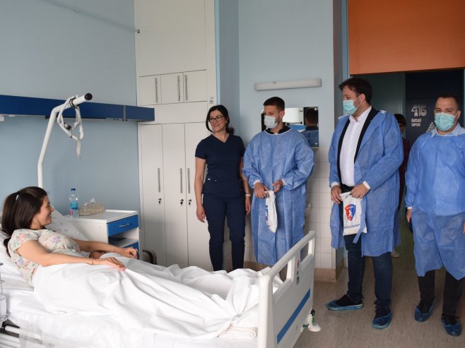 Чланови РК Борац уручили поклоне бебама Чланови РК Борац уручили поклоне бебама - Фото: Уступљена фотографија