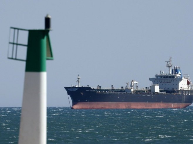 Танкер (фото: EPA/GUILLAUME HORCAJUELO) - 