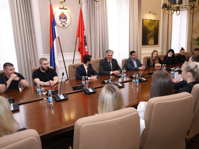 Састанак предсједника Српске и студената Правног факултета - Фото: ZIPAPHOTO/Borislav Zdrinja