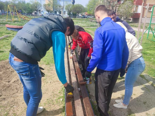 Акција чишћења и садње дрвећа у Угљевику поводом Дана планете Земље (ФОТО)